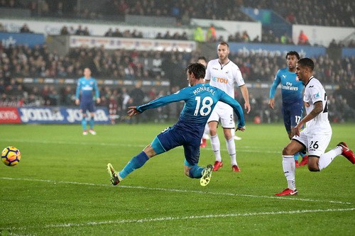 HLV Wenger nổi đi&ecirc;n với h&agrave;ng thủ Arsenal sau trận thua Swansea - Ảnh 4.