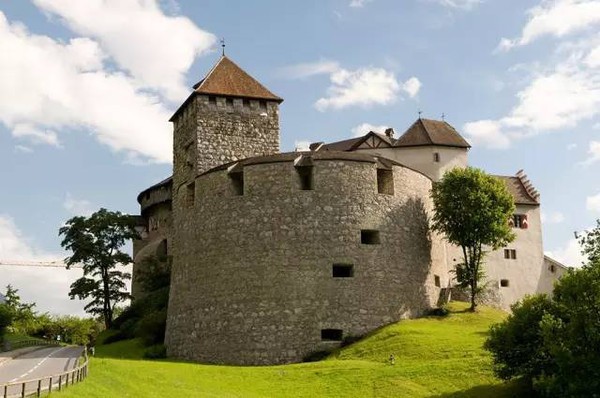 Quốc gia n&agrave;y kiếm tiền bằng c&aacute;ch cho thu&ecirc;... cả đất nước - Ảnh 5.