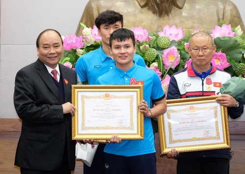 Tổng cục TDTT l&yacute; giải việc trao Hu&acirc;n chương Lao động cho Tiến Dũng, Quang Hải  - Ảnh 1.