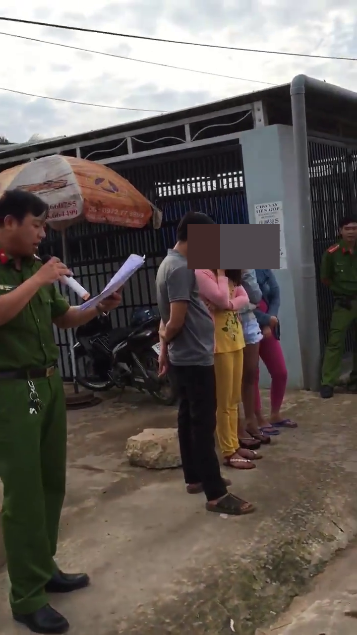 Trưởng C&ocirc;ng an Ph&uacute; Quốc l&ecirc;n tiếng vụ &ldquo;b&ecirc;u riếu&rdquo; người b&aacute;n d&acirc;m giữa phố - Ảnh 1.