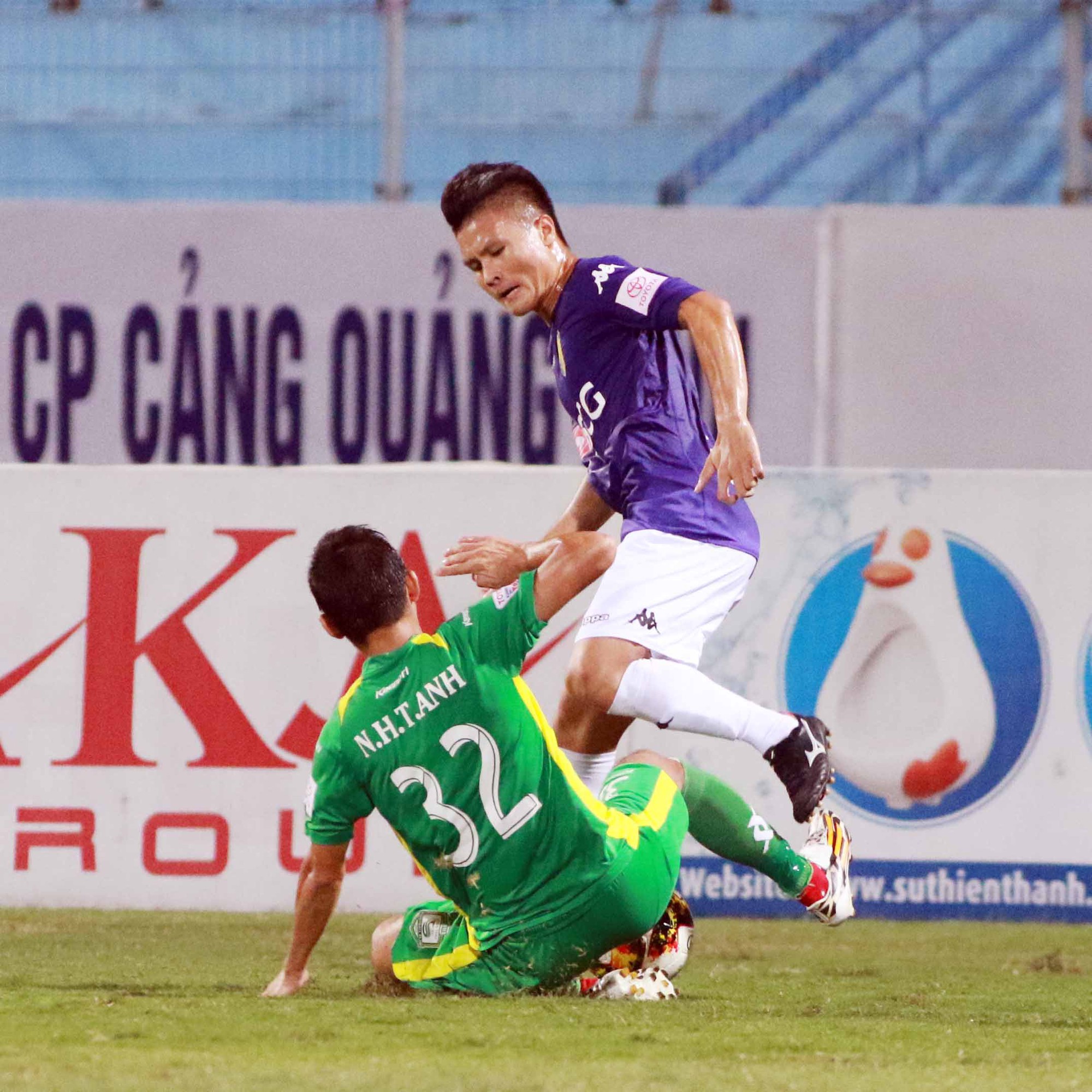 V-League: Nhà vô địch sẽ cứu đội chót bảng?