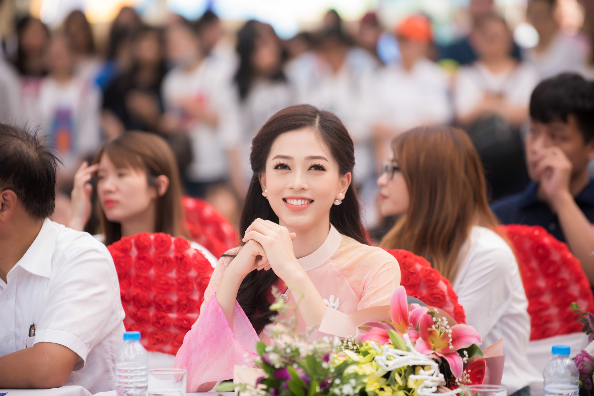 Á hậu Phương Nga về trường trước khi dự Miss Grand International 2018