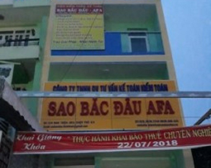 Con voi lại chui lỗ kim!