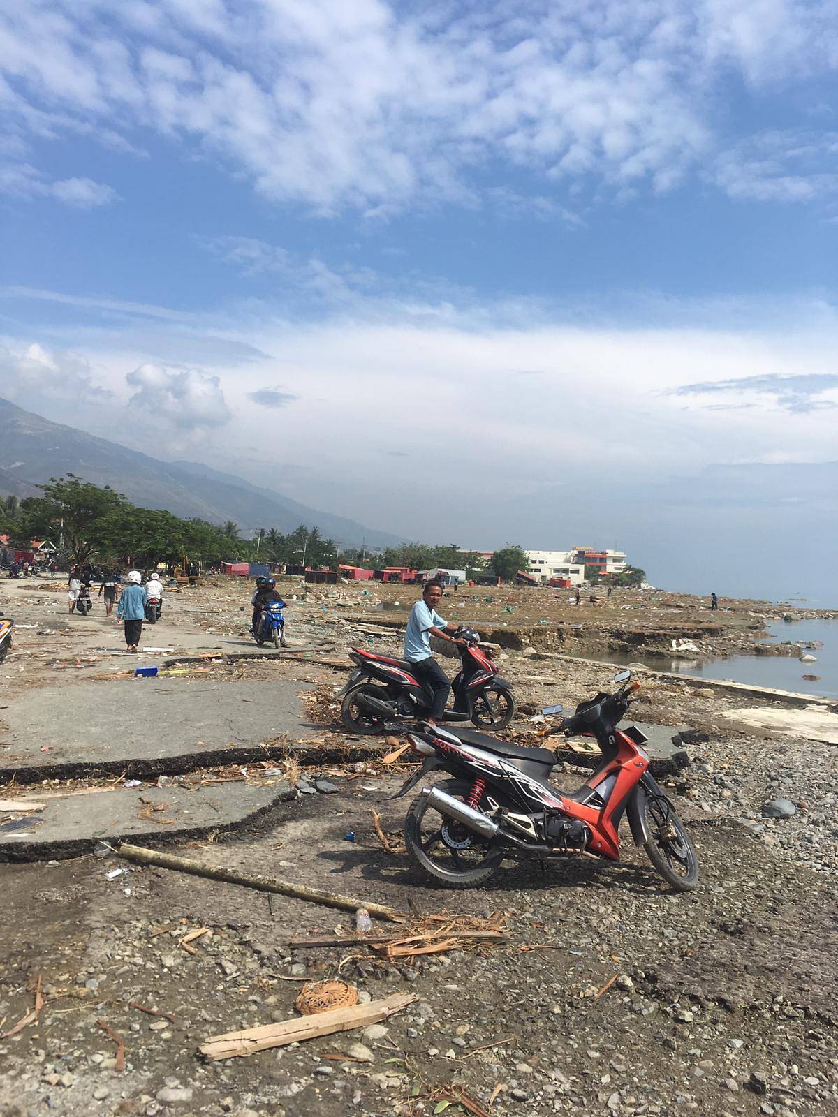 S&oacute;ng thần Indonesia: Du kh&aacute;ch bất chấp hiểm nguy cứu mạng d&acirc;n địa phương - Ảnh 2.