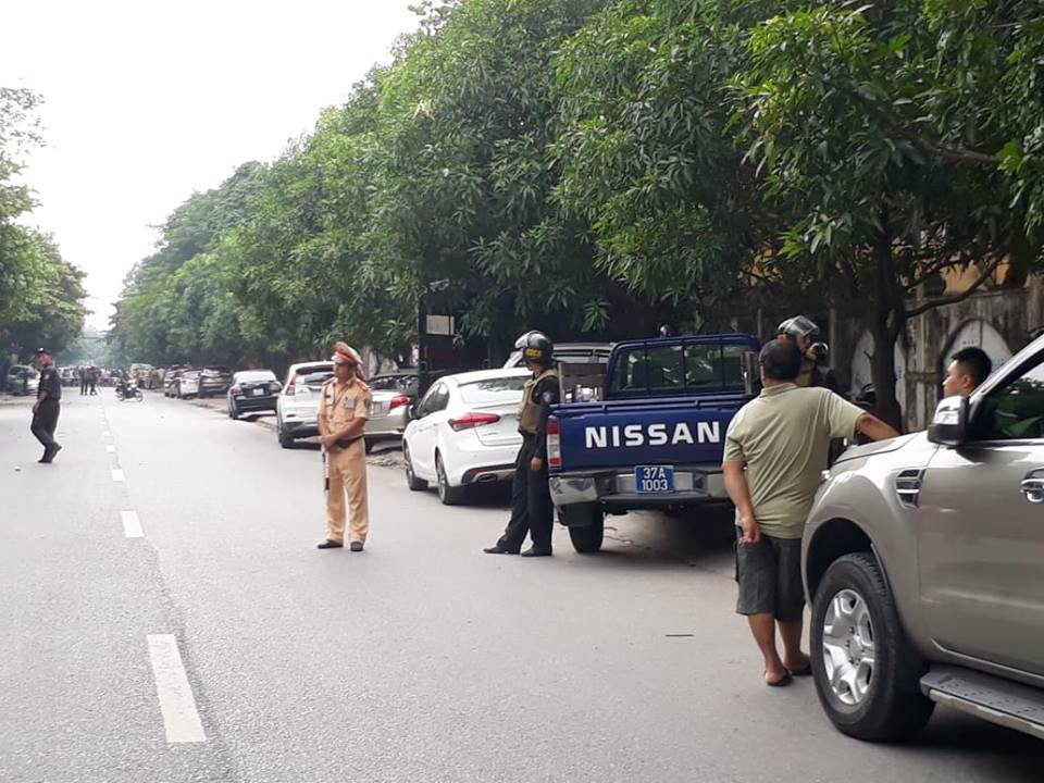 Tay dao, tay lựu đạn đe dọa công an tại trụ sở UBND xã