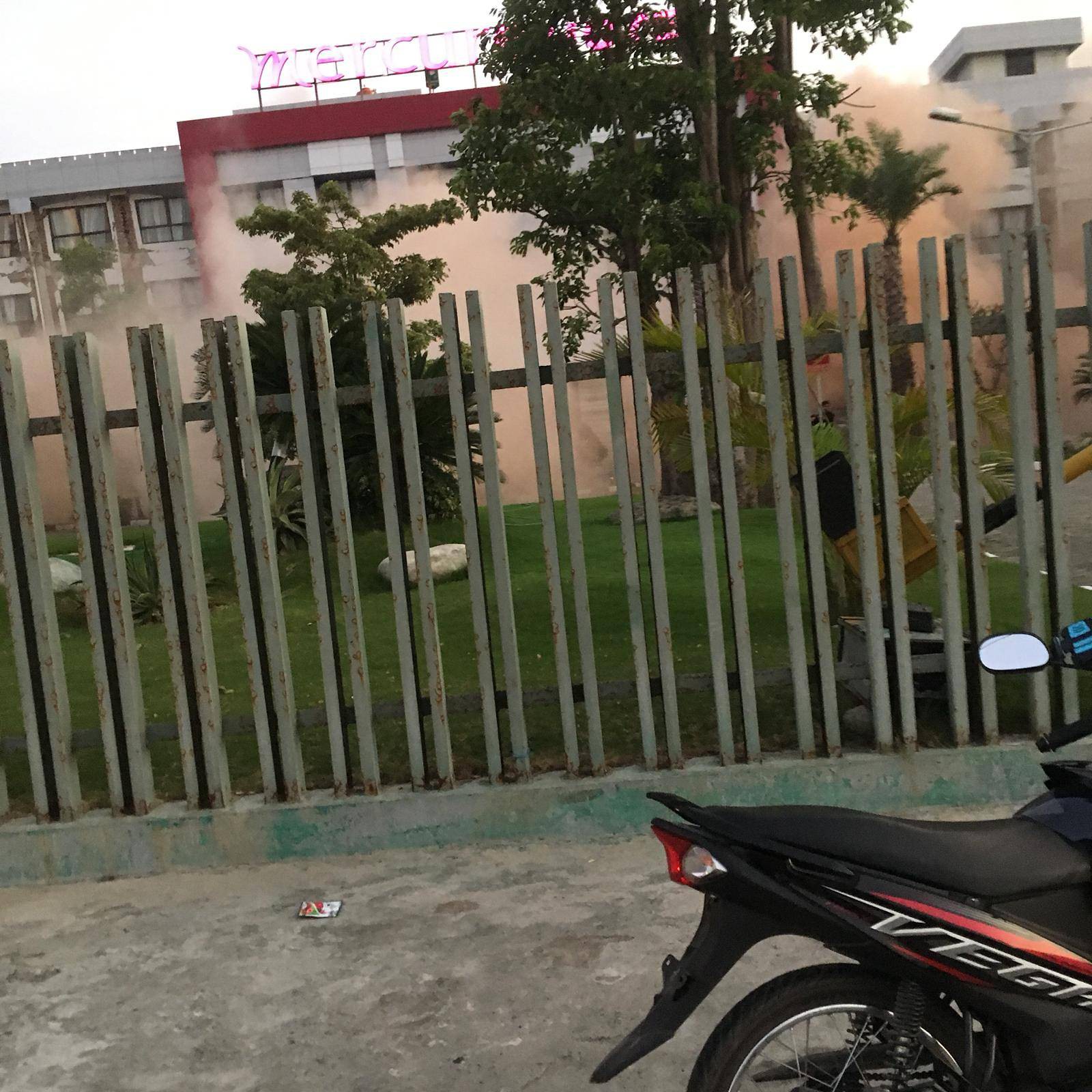 S&oacute;ng thần Indonesia: Du kh&aacute;ch bất chấp hiểm nguy cứu mạng d&acirc;n địa phương - Ảnh 1.