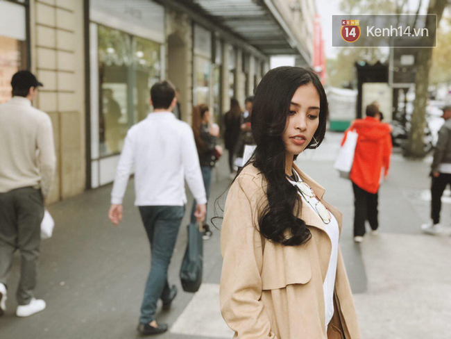 Hoa hậu Tiểu Vy mặt mộc dạo phố Paris - Ảnh 10.