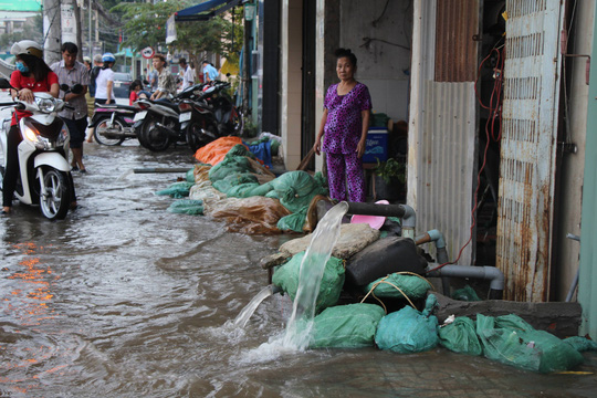 Người Cần Thơ khốn đốn vì đi đâu cũng gặp "bà thủy"
