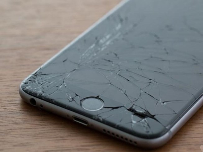 Đi tù vì lấy điện thoại "cùi’… đập iPhone "xịn"