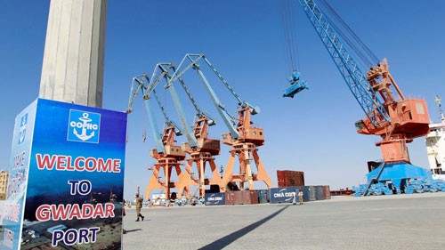 Pakistan: Kẹt giữa 2 "làn đạn"