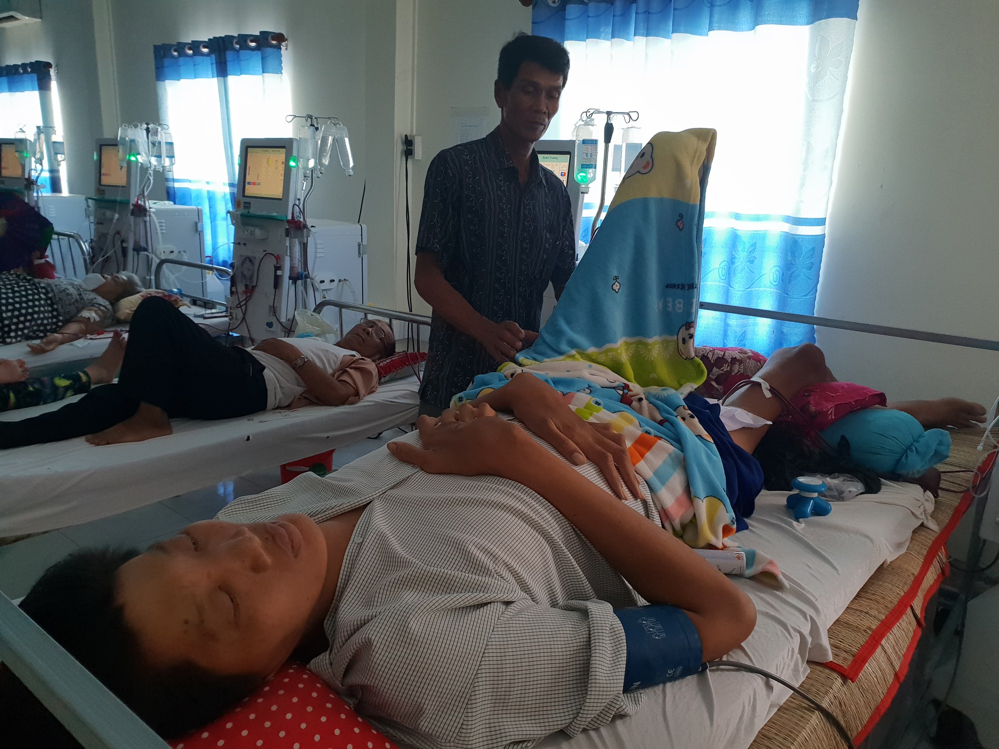 &ldquo;Người khổng lồ&rdquo; cao 2,5 m sống trong ngh&egrave;o kh&oacute;, bệnh tật - Ảnh 1.