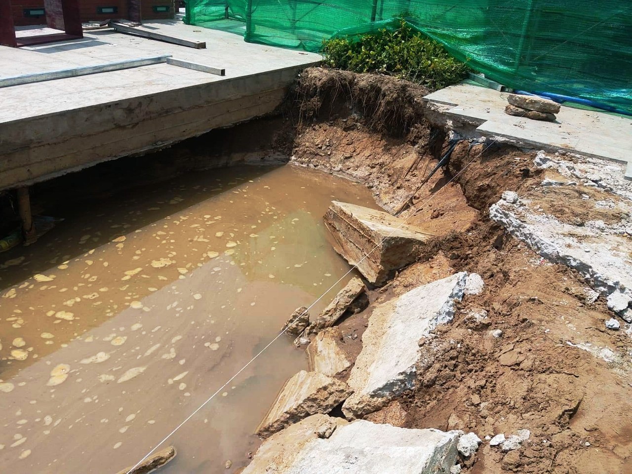 Đường kè sông Tiền ở Tiền Giang bị sụt lún ? - Ảnh 1.