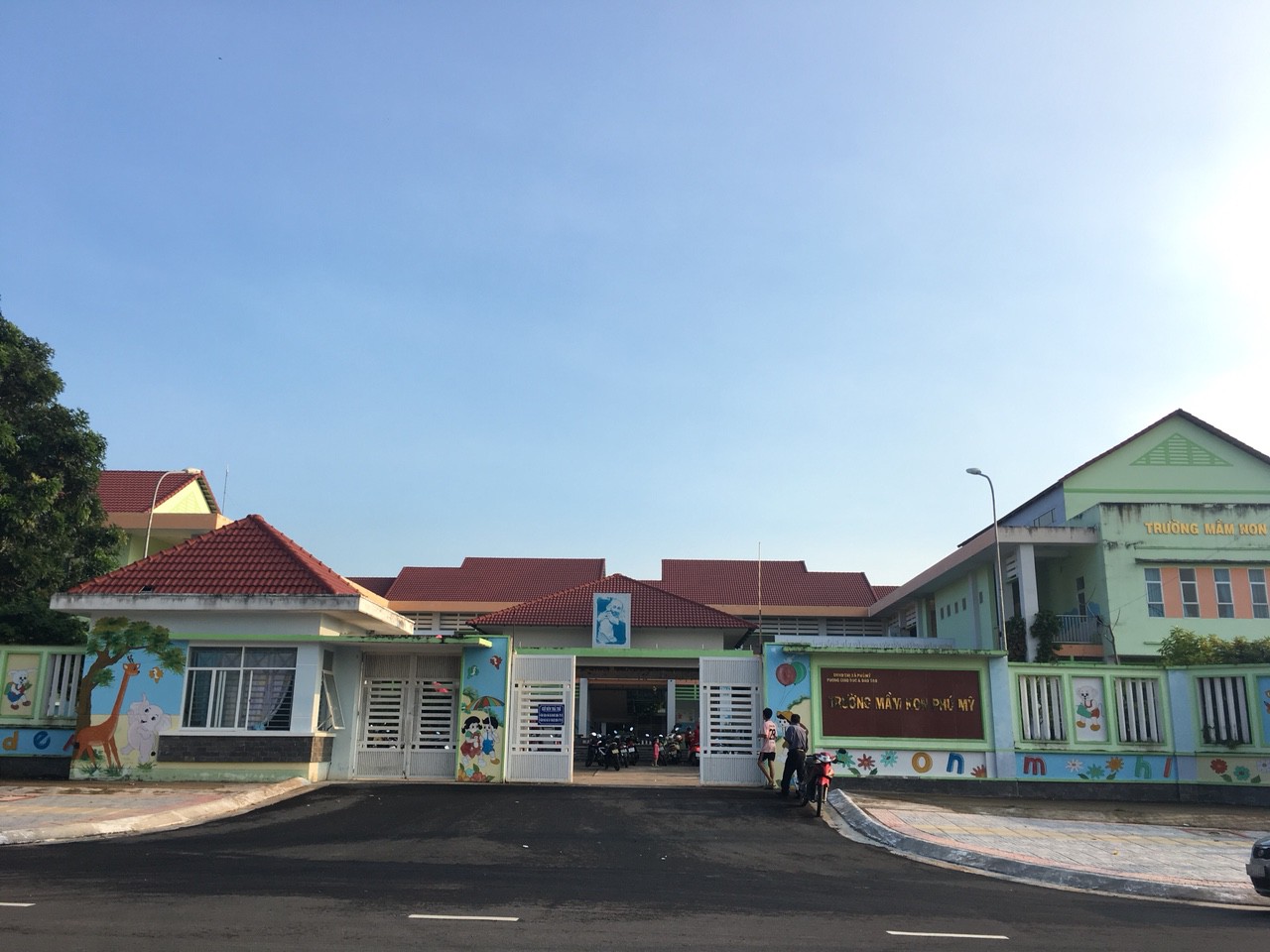 Trường mầm non cho trẻ ăn cơm mốc, đầu cá?