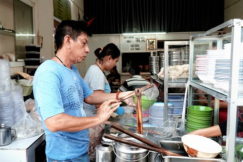 Tiệm mì ở TP HCM luôn đông nghịt khách từ 6h suốt 26 năm