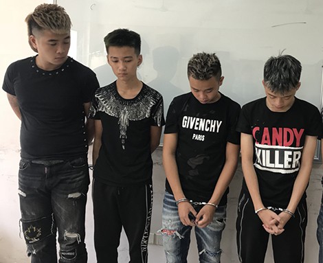 8 vị khách cả nam lẫn nữ sống "bầy" đàn" trong nhà nghỉ