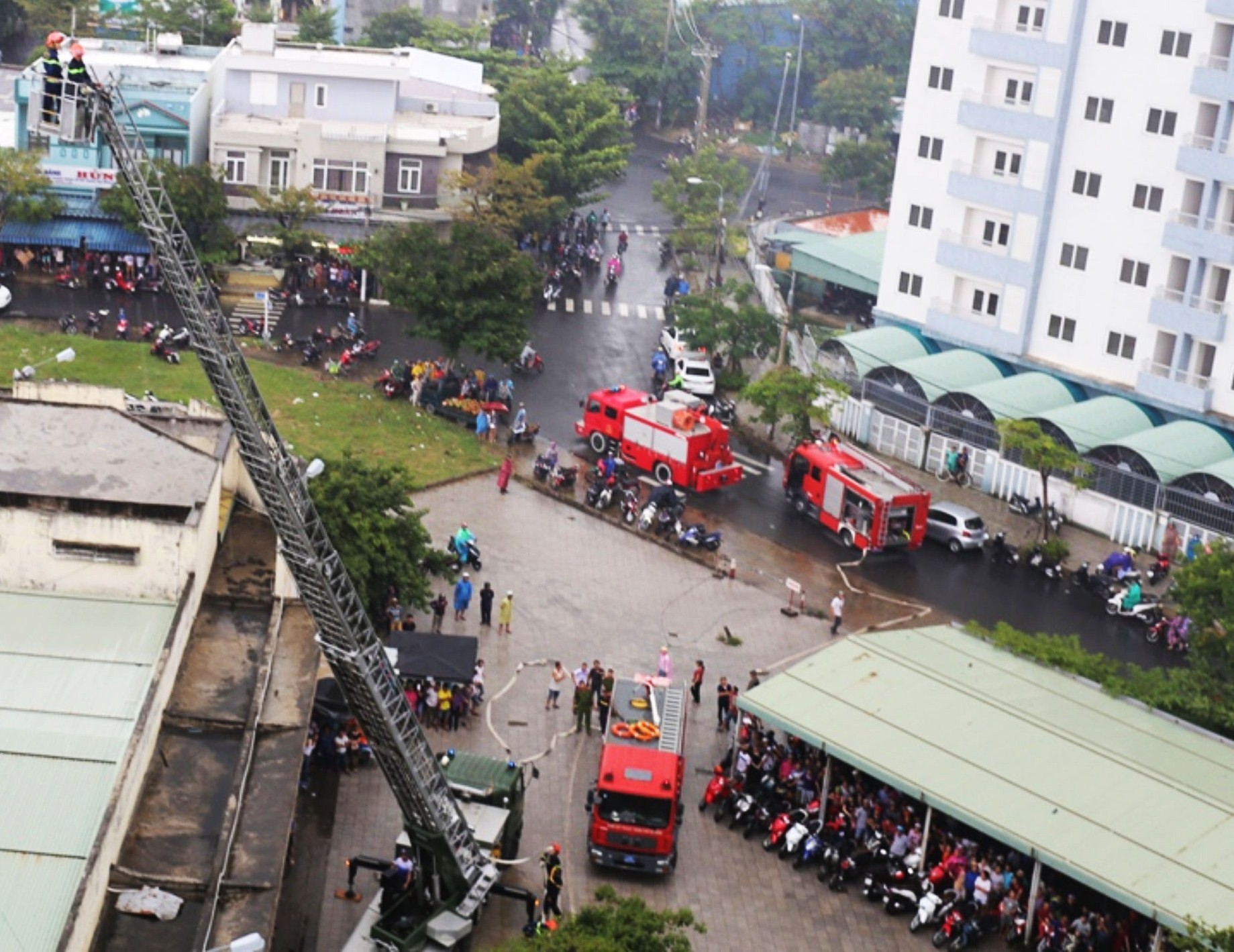 Cháy lớn ở chung cư, hàng trăm người dân tháo chạy ra ngoài