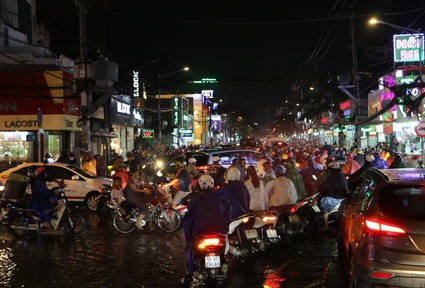 TP HCM: Triều cường "đụng" trời mưa, giao thông tê liệt