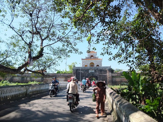 Vạn đò, bờ thành và không gian Huế