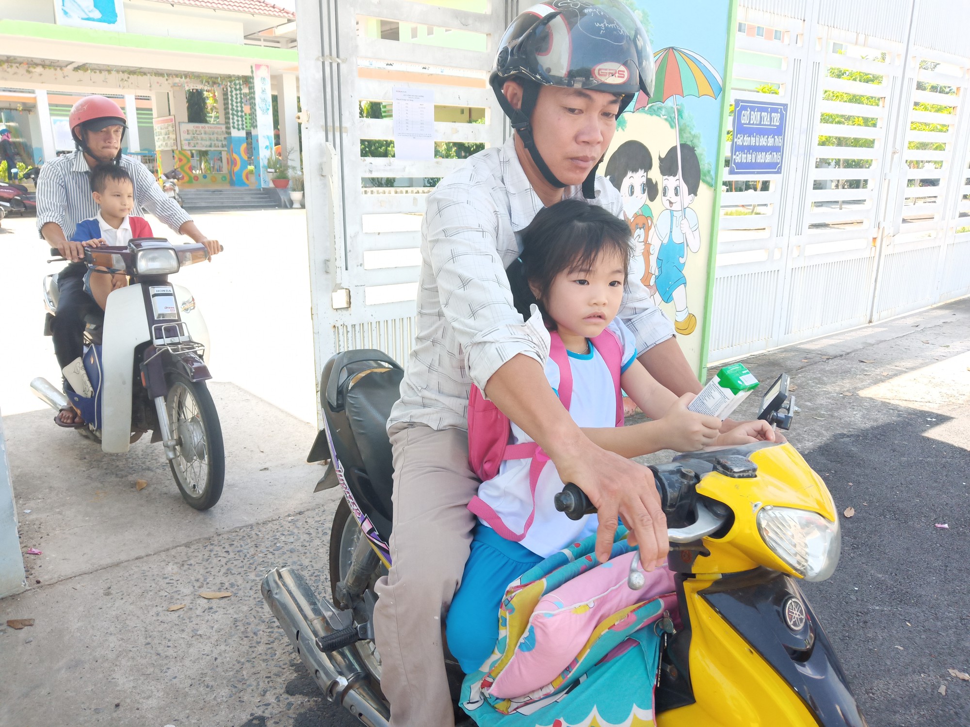 Vụ cho trẻ ăn gạo mốc, đầu cá: Bất ngờ với thông báo rước con về - Ảnh 1.