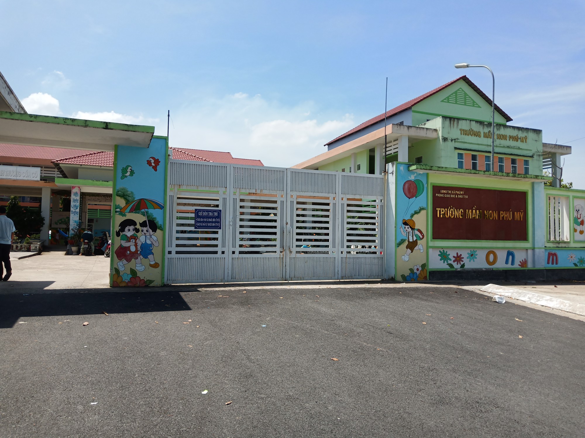 Vụ cho trẻ ăn gạo mốc, đầu cá: Không có người nấu cơm, phụ huynh đưa trẻ về - Ảnh 3.