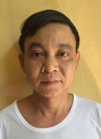 Dụ b&eacute; g&aacute;i 13 tuổi sang chơi rồi giở tr&ograve; đồi bại trong ph&ograve;ng ngủ 2 vợ chồng - Ảnh 1.