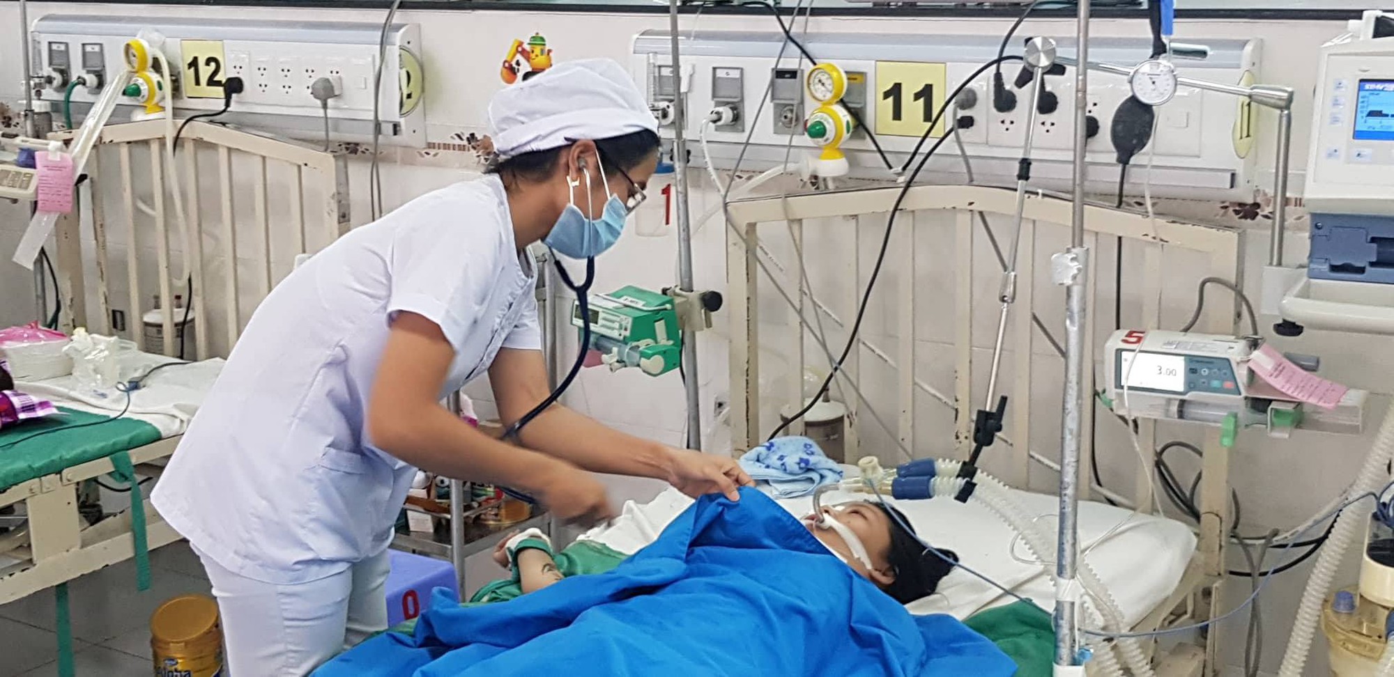Triều cường lên, thiếu niên bị điện giật nguy kịch khi đi dạo bến Ninh Kiều - Ảnh 2.