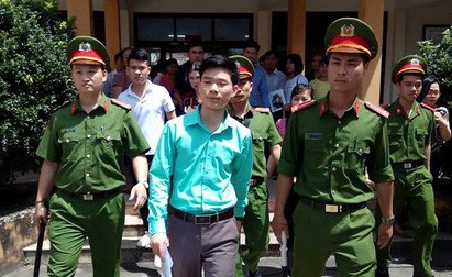 Bác sĩ Hoàng Công Lương bị cơ quan điều tra cấm đi khỏi nơi cư trú
