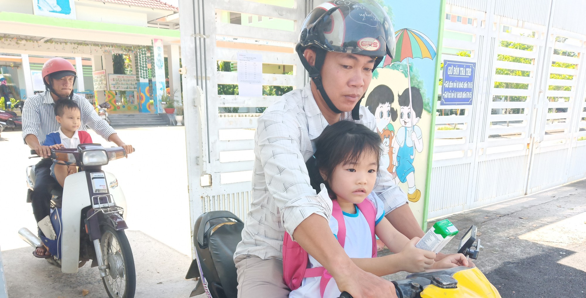 Vụ cho trẻ ăn gạo mốc, đầu cá: Bất ngờ với thông báo rước con về