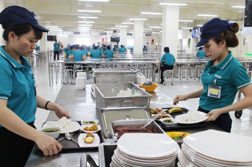 Công nhân cần có bữa ăn giữa ca ngon, đủ chất