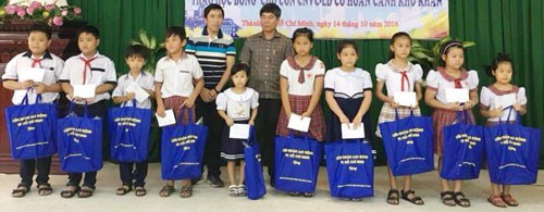 Trao học bổng cho học sinh khó khăn