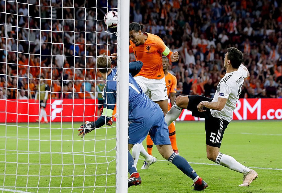 Địa chấn Nations League, lốc da cam H&agrave; Lan cuốn phăng xe tăng Đức - Ảnh 3.