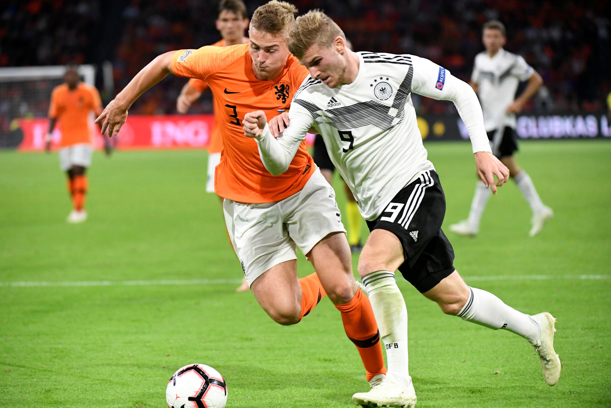 Địa chấn Nations League, lốc da cam H&agrave; Lan cuốn phăng xe tăng Đức - Ảnh 2.