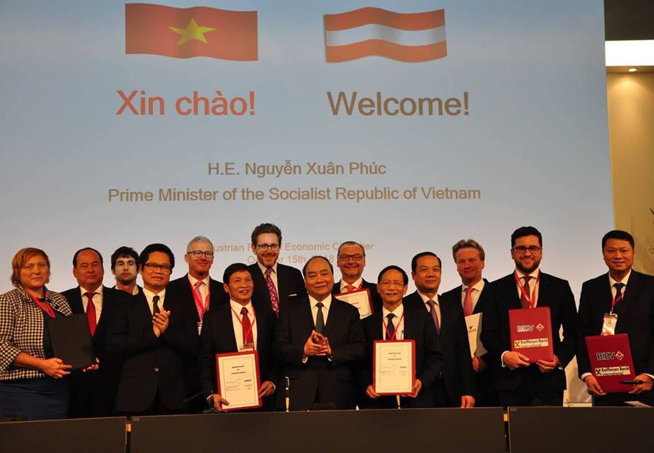 Thủ tướng "tiếp thị" các nhà đầu tư Áo mua cổ phần DN, đường giao thông...