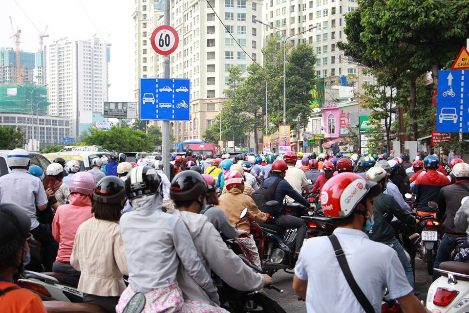 Kẹt xe nghi&ecirc;m trọng tr&ecirc;n đường Nguyễn Hữu Cảnh - Ảnh 5.