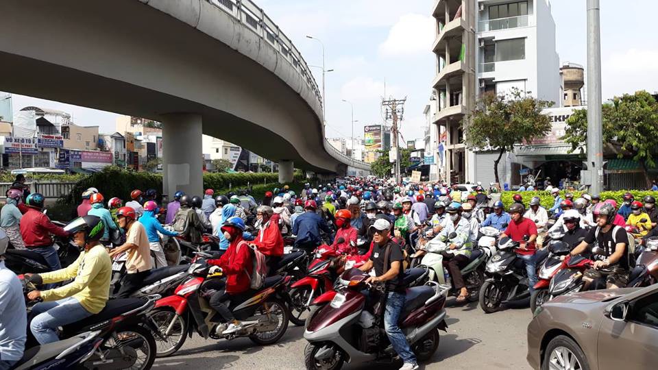 Kẹt xe nghi&ecirc;m trọng tr&ecirc;n đường Nguyễn Hữu Cảnh - Ảnh 9.