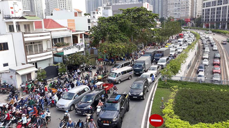 Kẹt xe nghi&ecirc;m trọng tr&ecirc;n đường Nguyễn Hữu Cảnh - Ảnh 10.
