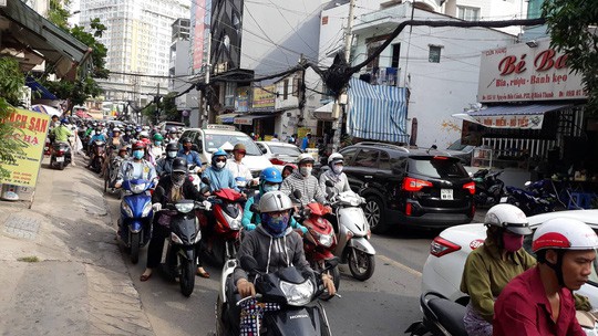 Kẹt xe nghi&ecirc;m trọng tr&ecirc;n đường Nguyễn Hữu Cảnh - Ảnh 12.
