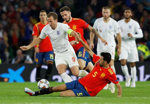 Busquets thành tội đồ của Tây Ban Nha