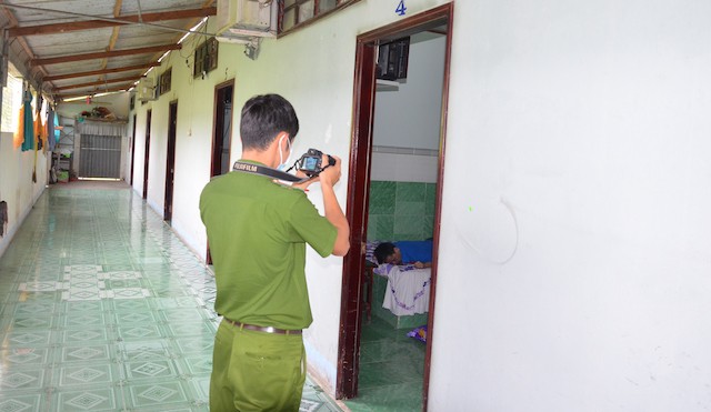 Bên cạnh thi thể nam thanh niên là 5 lọ thuốc và 2 thư tuyệt mệnh