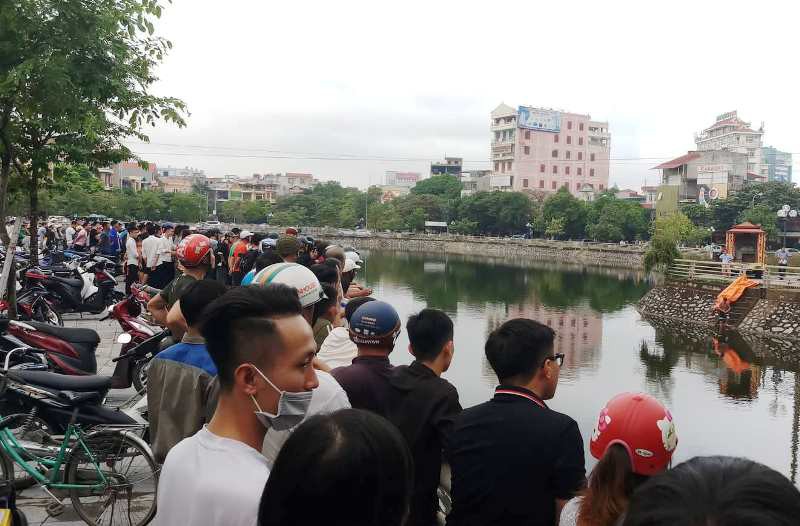 Cả trăm người kéo ra xem người đàn ông chết nổi trên hồ