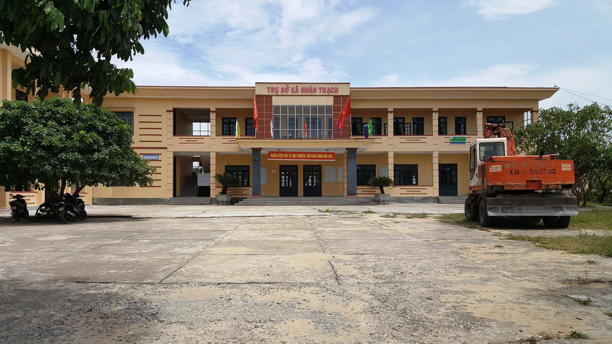 Chủ tịch x&atilde; mất chức v&igrave; để vợ, con đi lạc v&agrave;o hộ ngh&egrave;o - Ảnh 2.