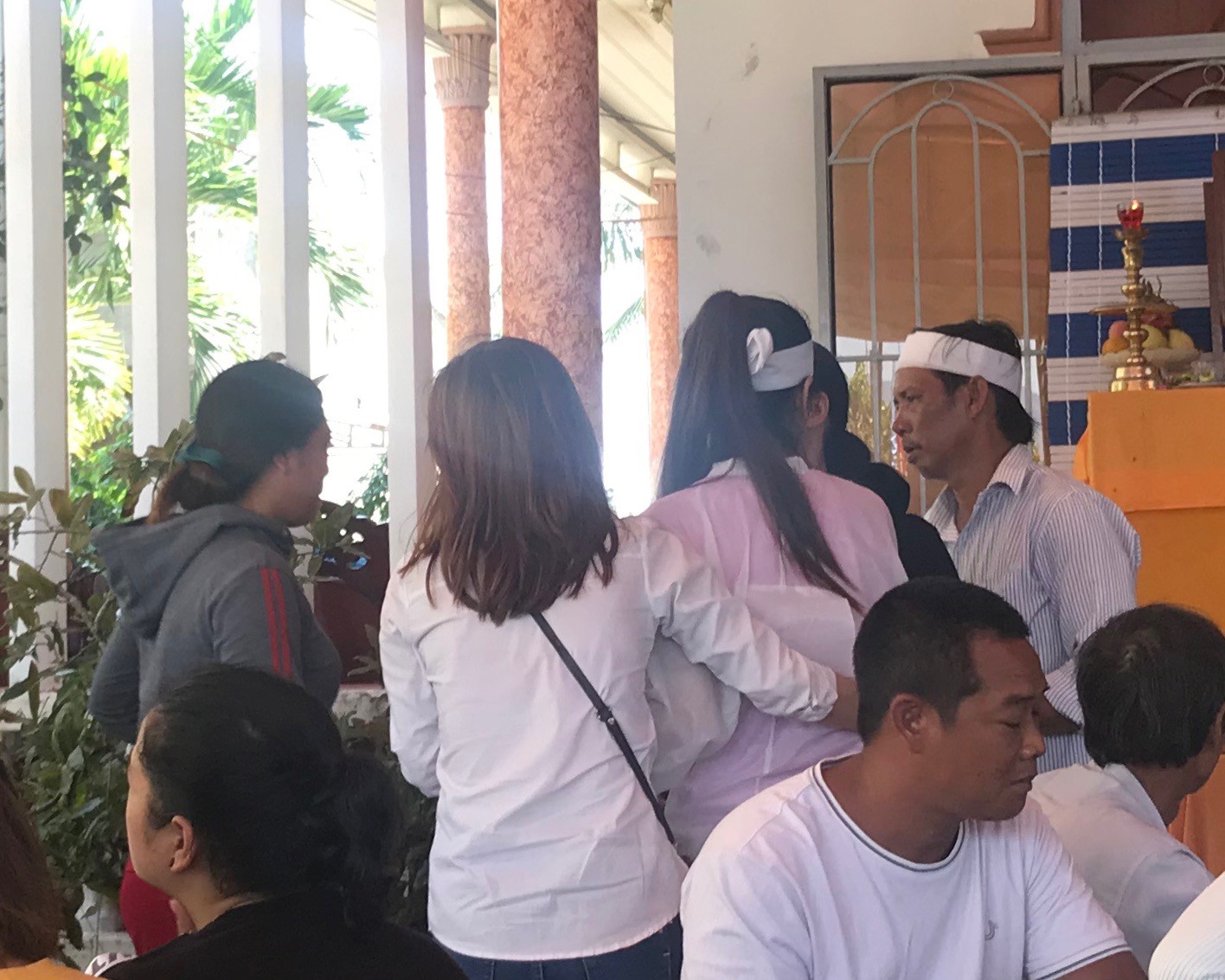 Người phụ nữ tự sát bằng kéo trên bàn làm việc tại trụ sở công an?