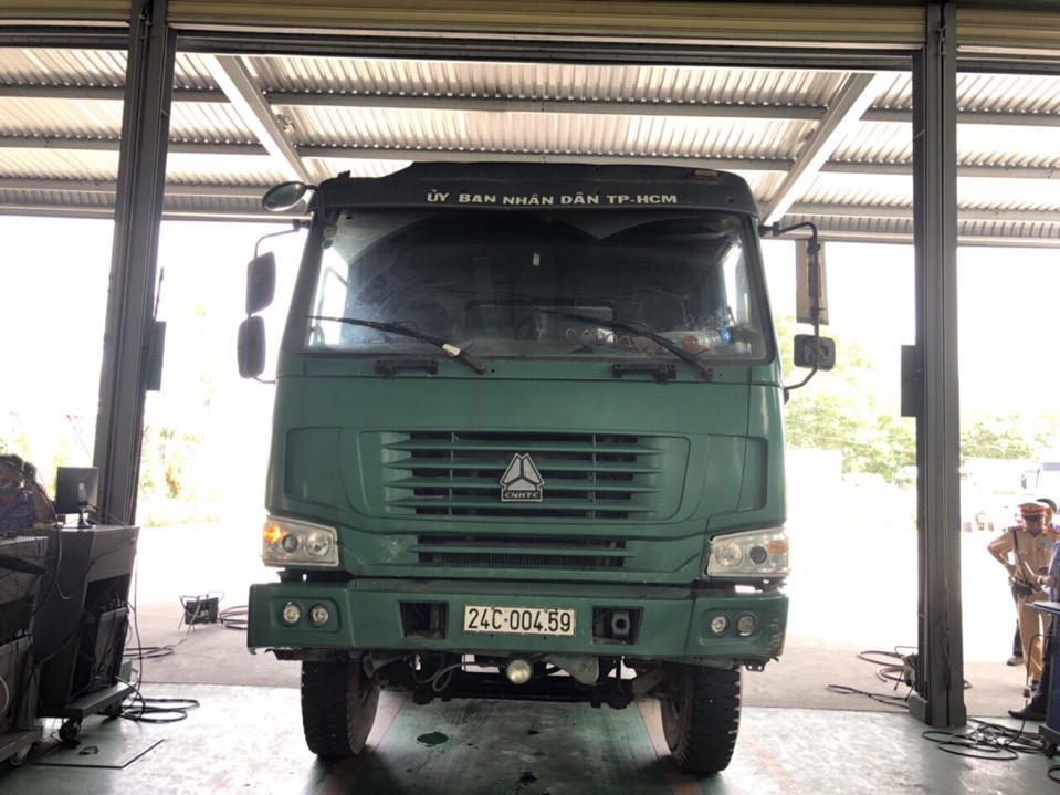 Xe tải xài tem giả, cabin ghi "Uỷ ban Nhân dân TP HCM"