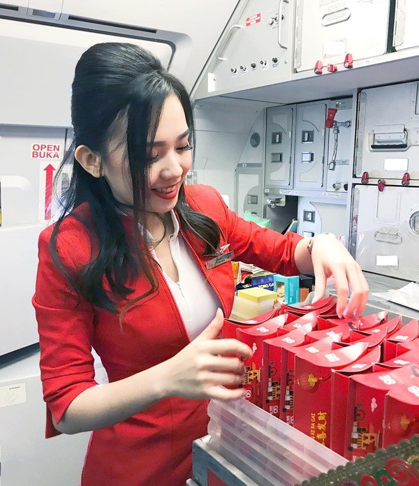 Nữ tiếp viên hàng không gốc Hoa bị chụp trộm gây sốt mạng xã hội