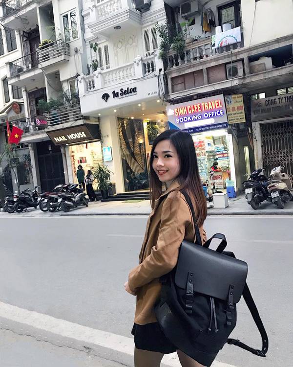 Nữ tiếp vi&ecirc;n h&agrave;ng kh&ocirc;ng gốc Hoa bị chụp trộm g&acirc;y sốt mạng x&atilde; hội - Ảnh 4.