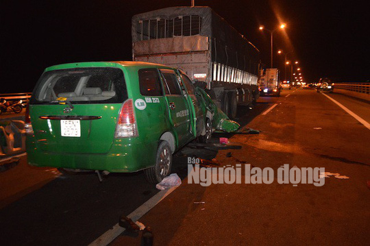 Taxi tông đuôi xe tải dừng dốc cầu Cần Thơ, 3 người chết thảm
