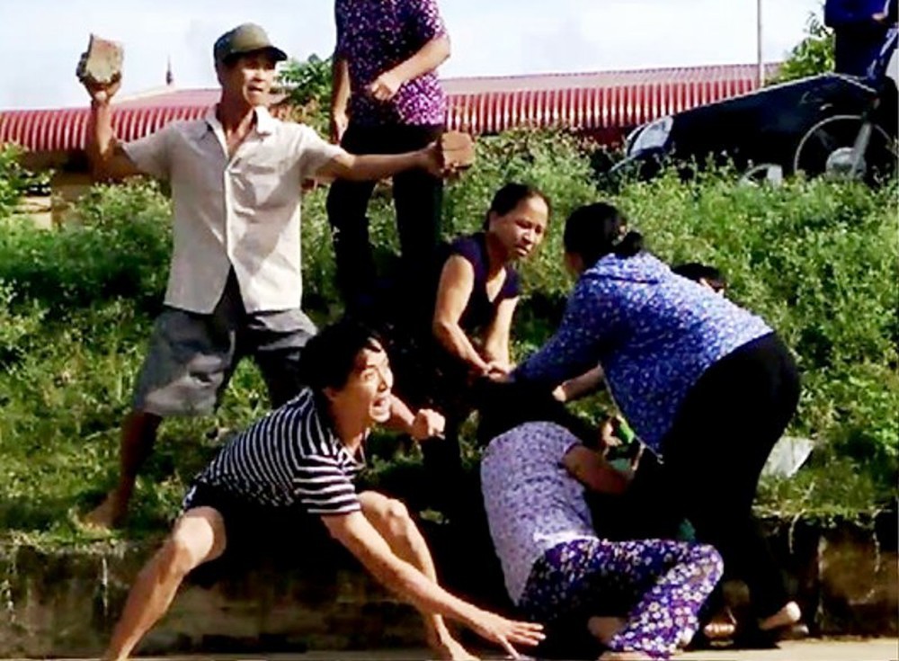 Bị ngăn chặt cây hoa sữa, 8 người xông ra đánh, chém vợ chồng hàng xóm dã man - Ảnh 1.