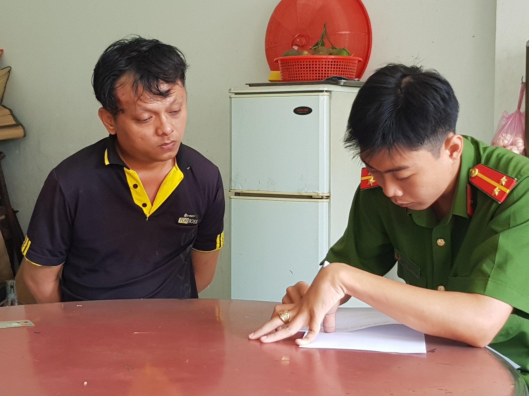 Người d&acirc;n bắt n&oacute;ng kẻ cướp tiền t&aacute;o bạo tr&ecirc;n đường - Ảnh 1.