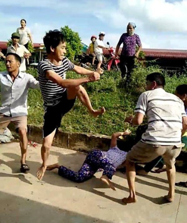 Bị ngăn chặt cây hoa sữa, 8 người xông ra đánh, chém vợ chồng hàng xóm dã man - Ảnh 2.