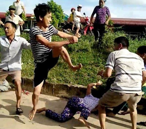 Bị ngăn chặt cây hoa sữa, 8 người xông ra đánh, chém vợ chồng hàng xóm dã man